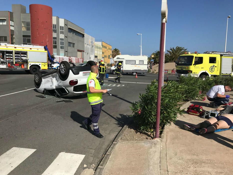 Un coche vuelca tras dar vueltas de campana en Arinaga