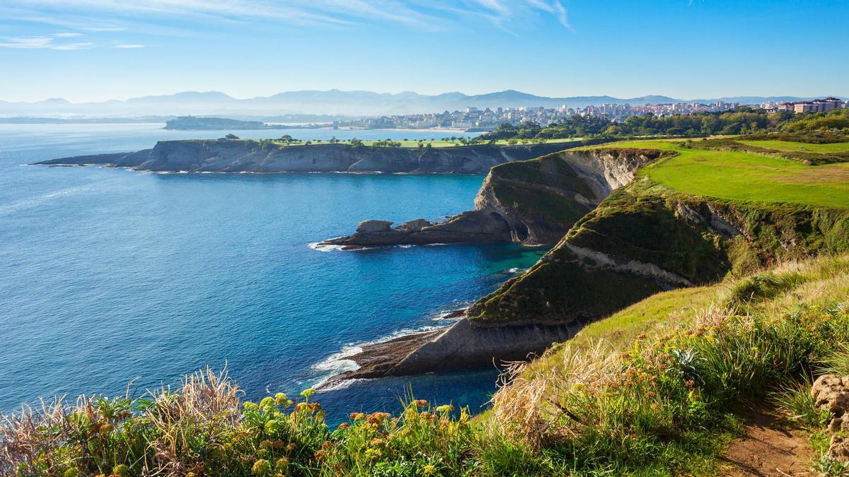 Este mirador aofrece una vista única de los acantilados de Cantabria