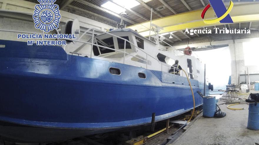 La potente narcolancha, disfrazada de pesquero con un puente de polispán.