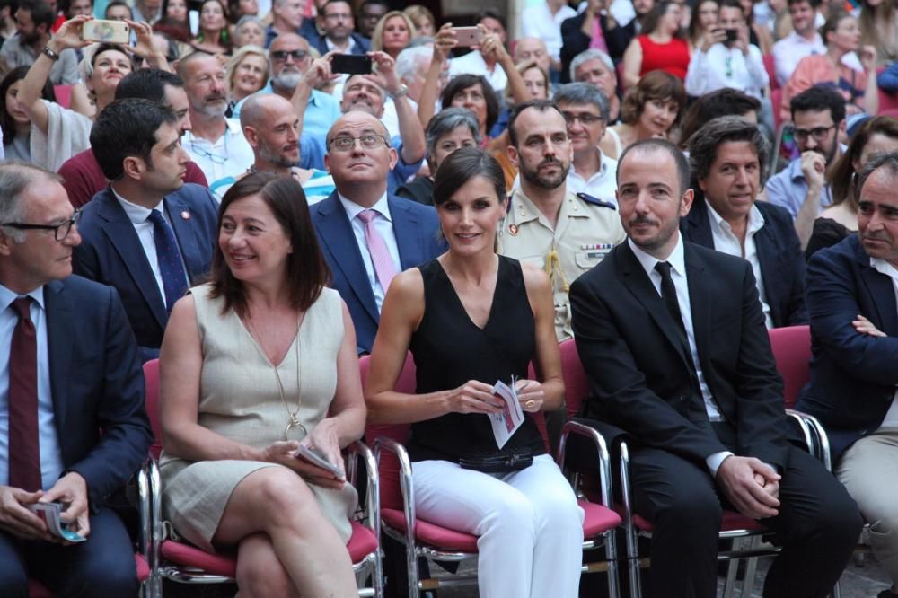 Königin Letizia und Ken Loach im Kastell Bellver