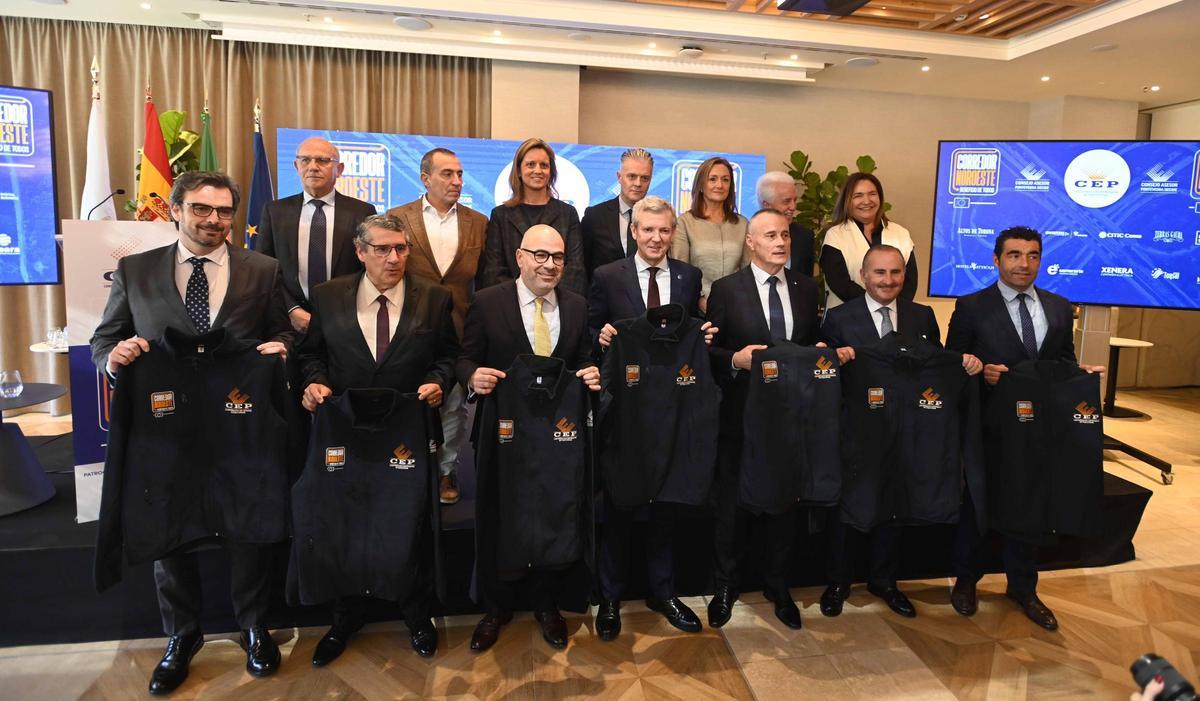 Arriba empezando por la izquierda: Manuel Falque (Contador CEP), César Ballesteros (Tesorero y Presidente FEPROHOS), Sabela Pérez Torres (Vicepresidenta CEP), Pablo Louro (Vicepresidente CEP), Luisa Sánchez (vicepresidenta Diputación), Ramón Alonso (Vicepresidente CEP) y Ana Ortiz (delegada de la Xunta). Abajo: Diego Calvo (conselleiro de Presidencia), Antonio Cunha (presidente Norte de Portugal), Miguel Pinto Luiz (ministro de Infraestruturas), Alfonso Rueda (presidente Xunta), Jorge Cebreiros (presidente CEP), Pablo Junceda (director general Sabadell Gallego) y Luis López (presidente Diputación).