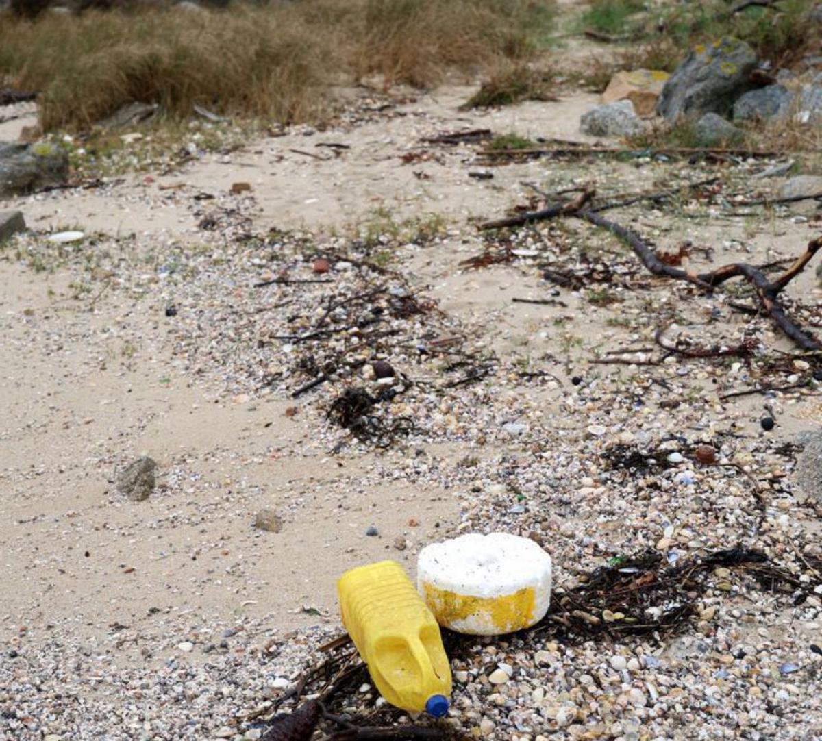 Residuos contaminantes en la playa de Testos, en el Concello de A Illa, ayer. |   //  NOÉ PARGA