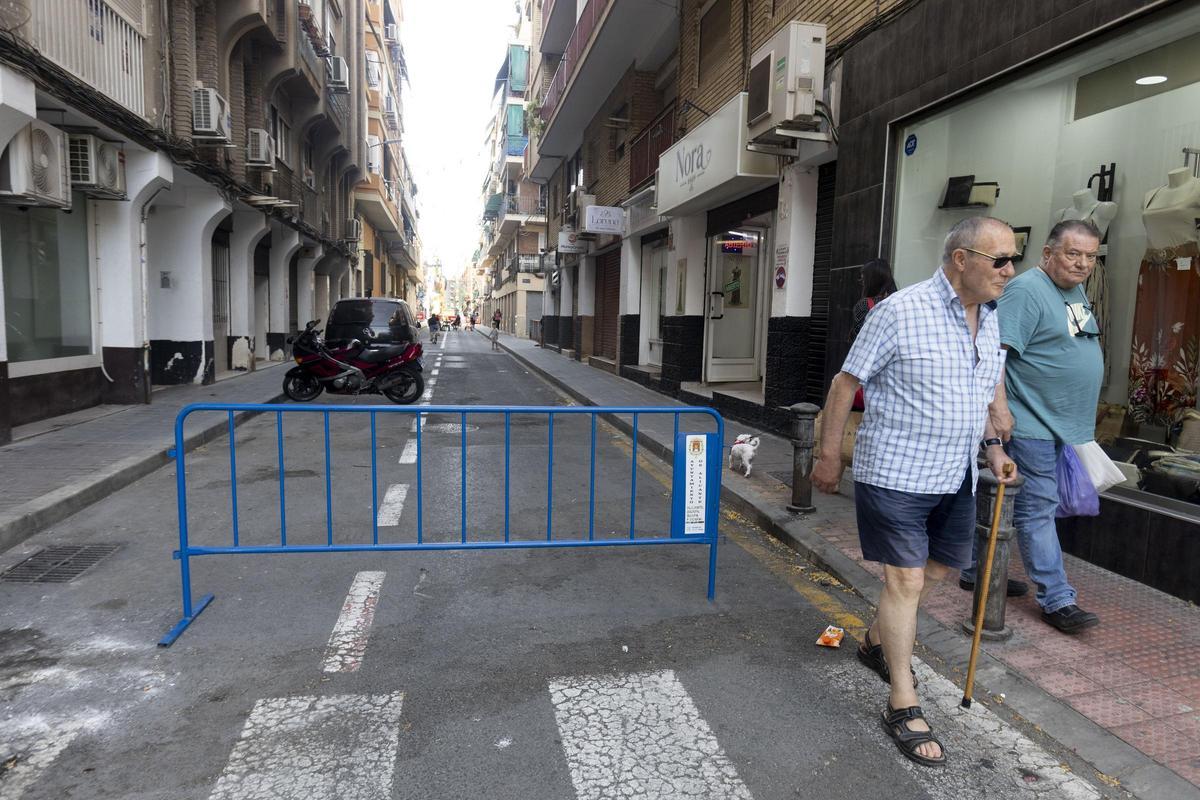 Calle cortada en Carolinas por Hogueras.