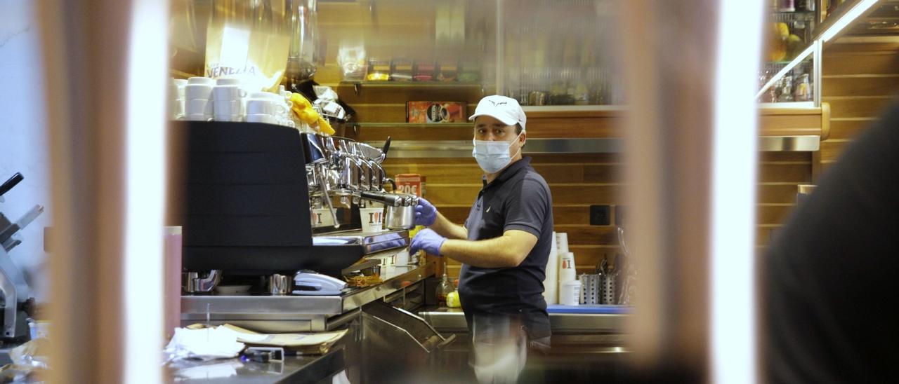 Un camarero sirve un café en una cafetería del Archipiélago.