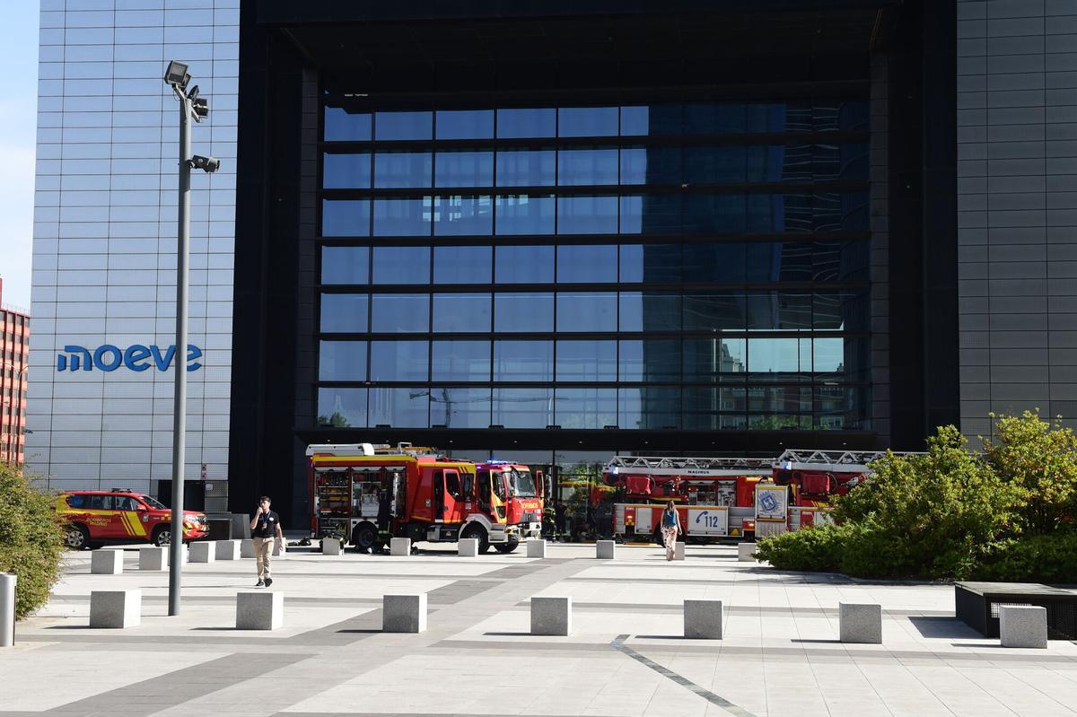 Dotaciones de bomberos alrededor de la torre de Moeve