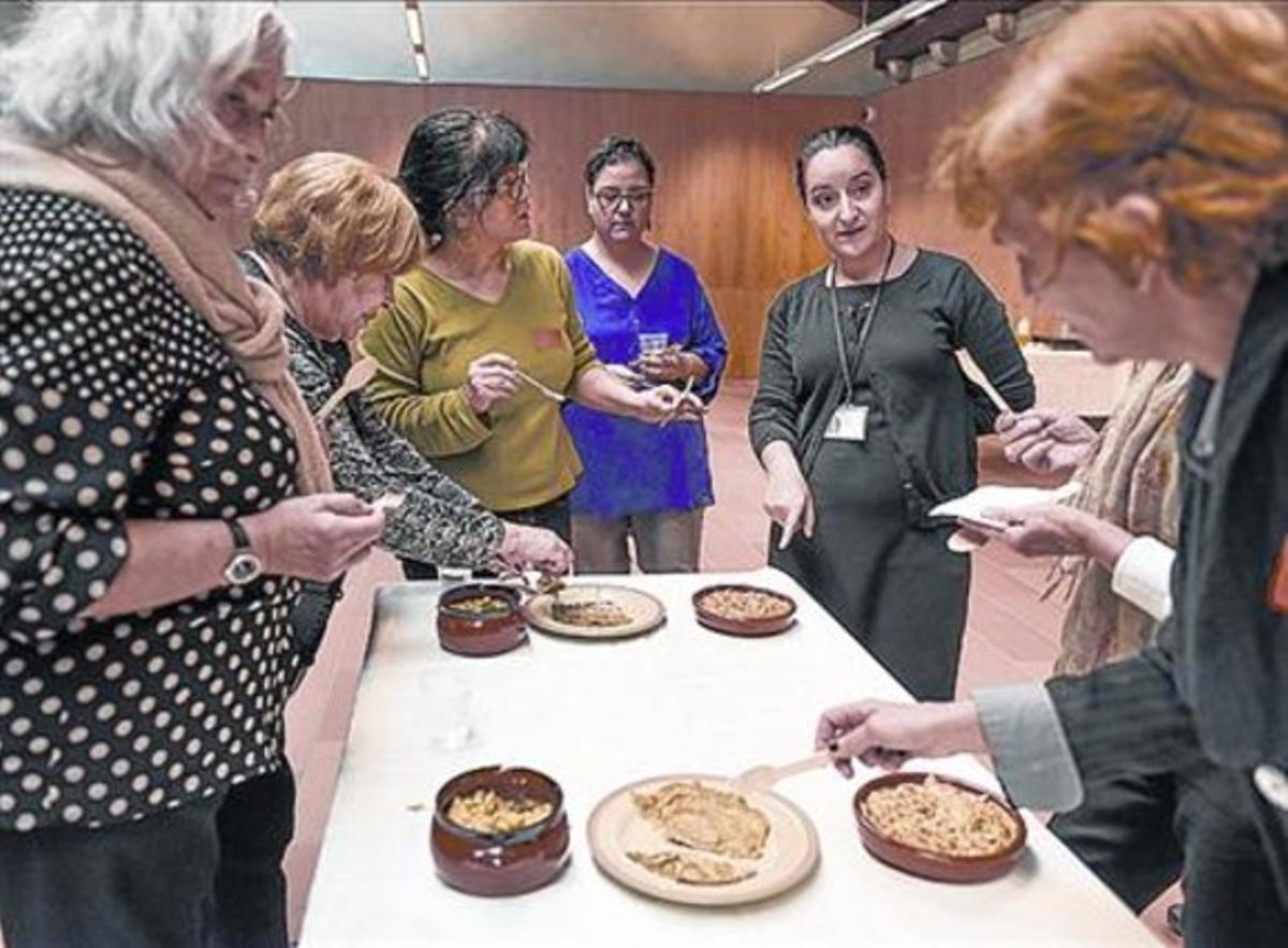 Visitants i la guia del monestir degusten els plats medievals.