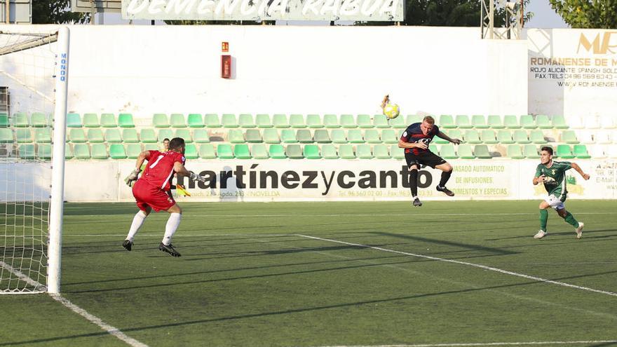 El Eldense saca rendimiento a las jugadas de estrategia.