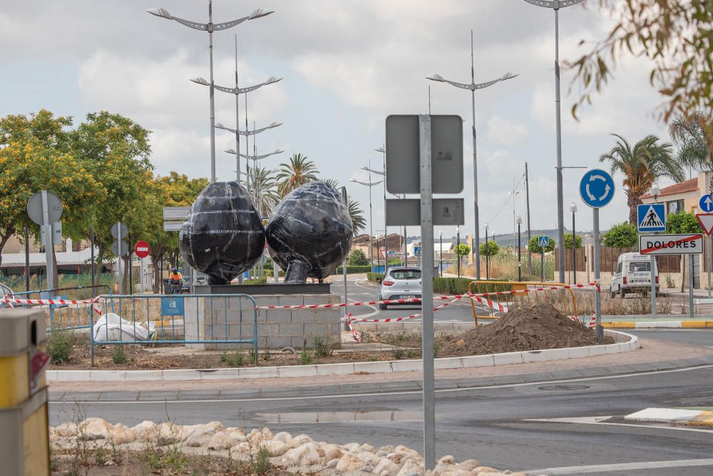 El proyecto de Manuel Gomáriz, adjudicado antes de la DANA y la crisis sanitaria, está ya ubicado sin inaugurar en la nueva glorieta de la carretera a San Fulgencio.