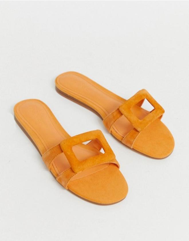 Sandalias planas en color mostaza, de Mango, a la venta en Asos