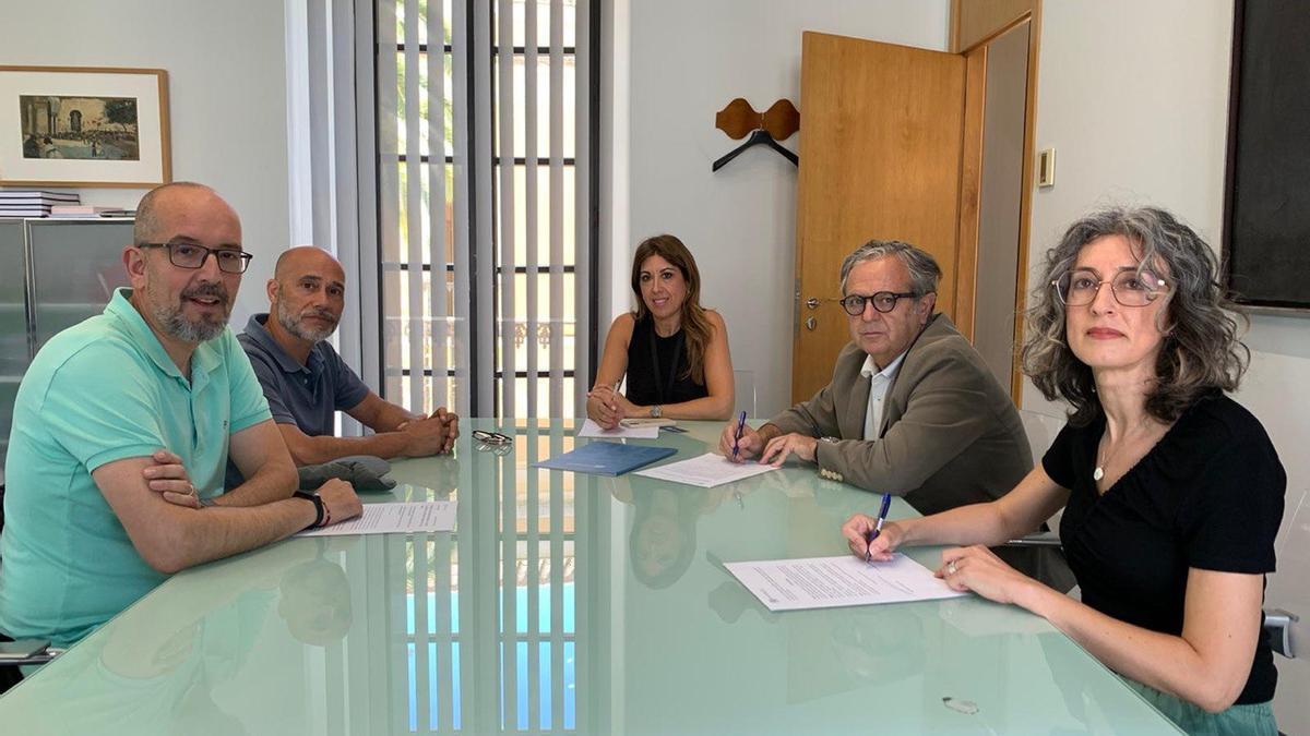 Firma del convenio entre Vimcorsa y Adeat.