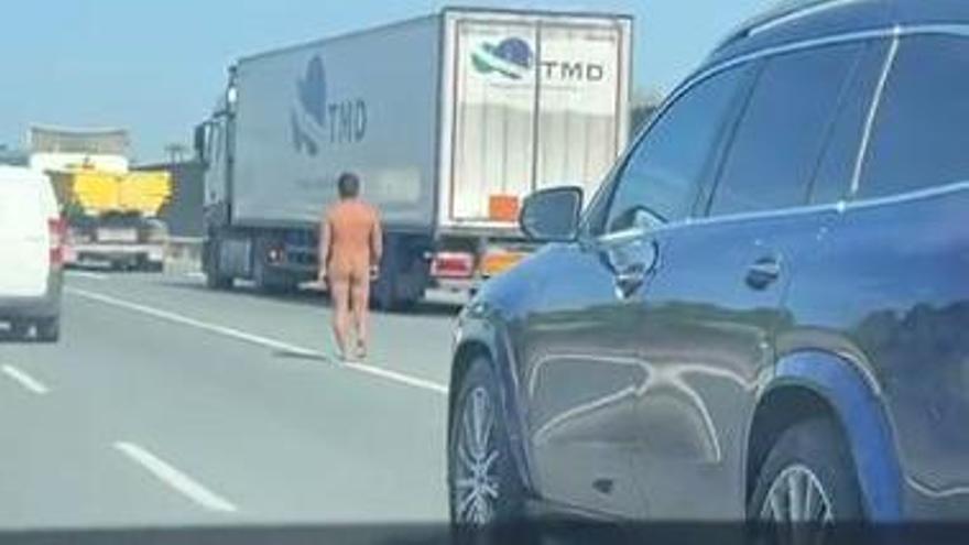 Vídeo | Un hombre desnudo camina por la SE-30