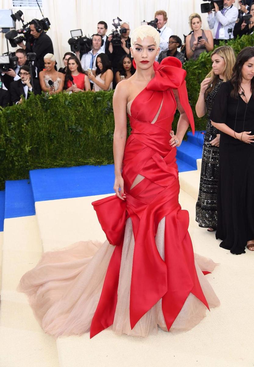 Rita Ora en la alfombra roja de la Gala Met 2017