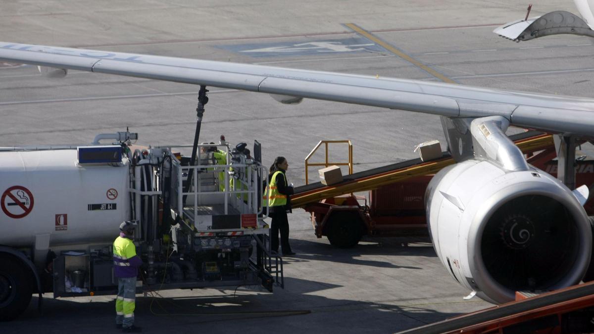 Repostaje de un avión de pasajeros.