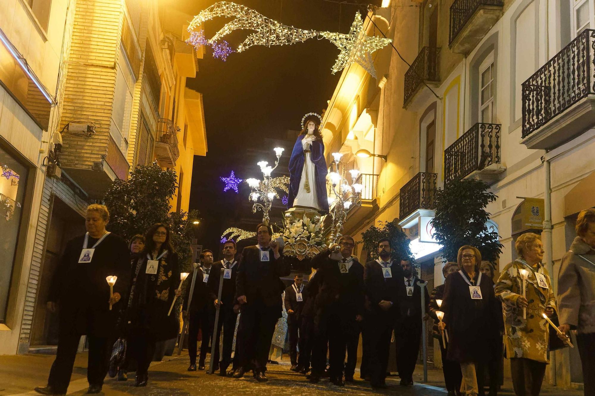 La purisimeras se vuelcan en Vila-real en la popular Festa de les Casades