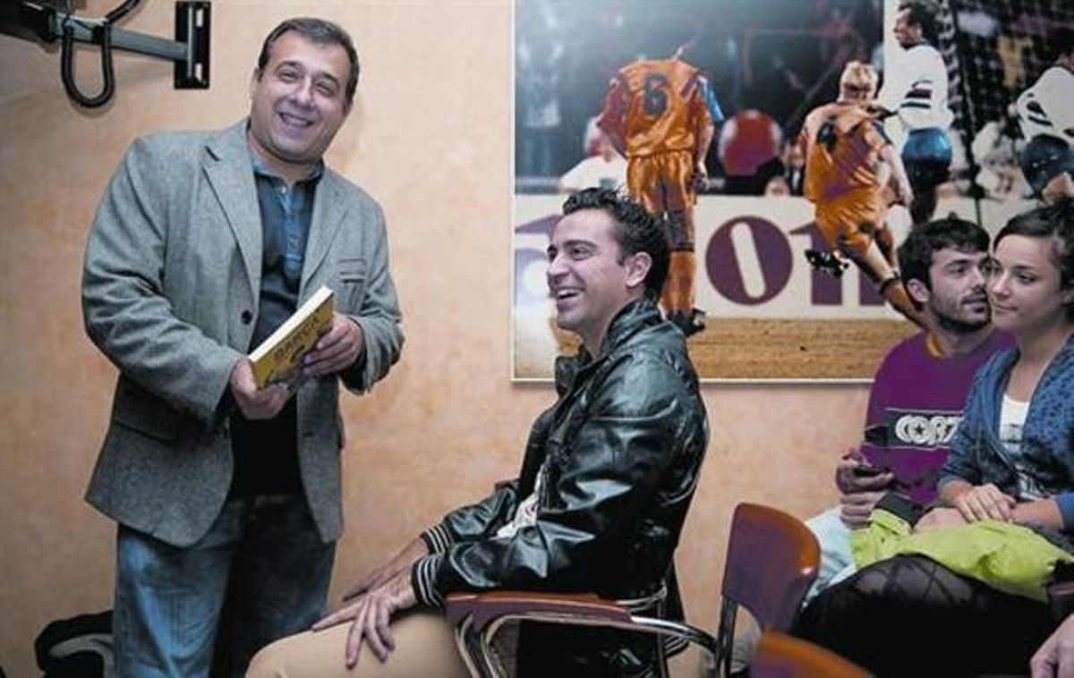L’essència 8 Torquemada, l’autor del llibre, conversa amb Xavi, ahir a la sala Wembley del Camp Nou. L’essència 8 Torquemada, l’autor del llibre, conversa amb Xavi, ahir a la sala Wembley del Camp Nou.