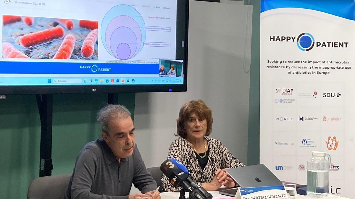 Carl Llor, coordinador de Happy Patient, y Beatriz González López-Valcárcel durante la presentación de los resultados.