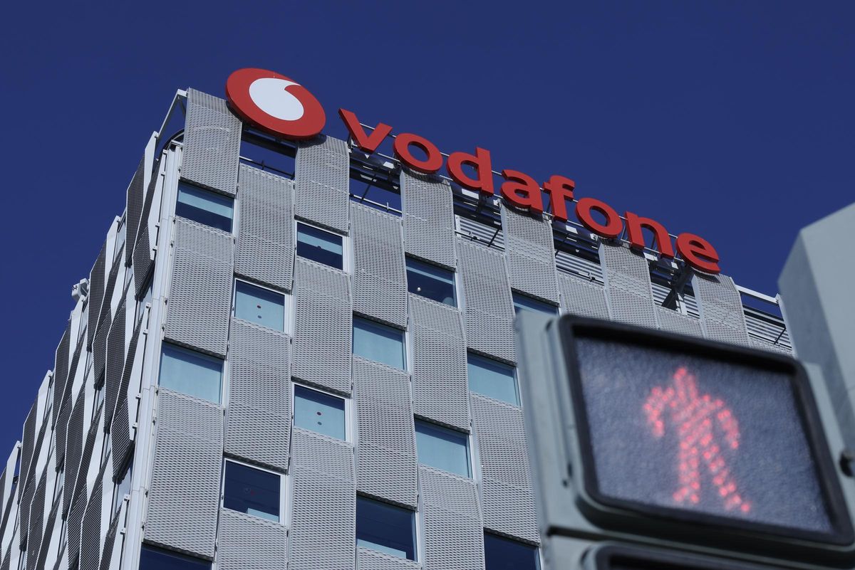 Vodafone pidió pulseras antimaltrato con mayor protección al agua tras detectar un mal uso