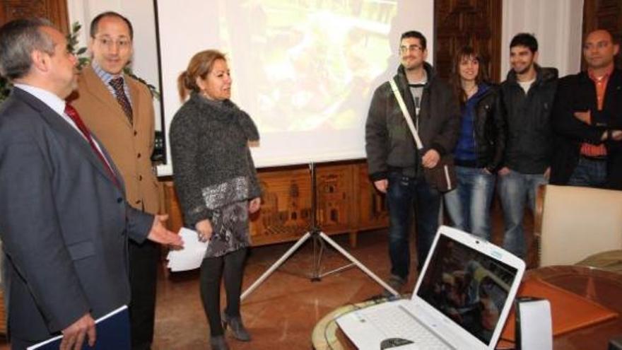 A la derecha, los estudiantes de La Vaguada junto a la alcaldesa, el concejal de Protección Ciudadana y el jefe de Protección Civil.