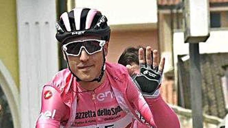 Valerio Conti, actual líder del Giro de Italia, saluda a los aficionados.