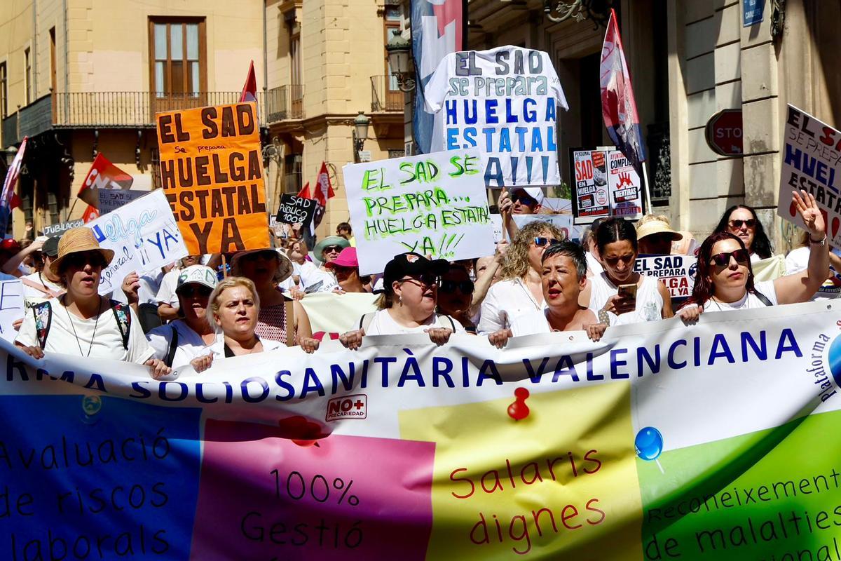 Las trabajadoras del SAD salen a la calle para exigir condiciones dignas y un servicio de calidad
