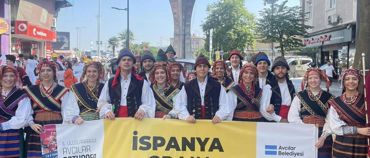 Los miembros del Grupo de Coros y Danzas Doña Urraca, antes del desfile por Estambul. | Cedida