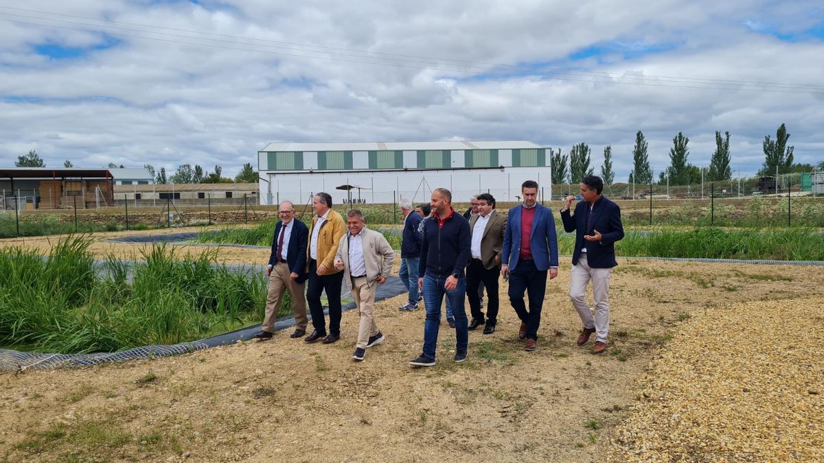 Visita de las autoridades a la depuradora de Villamayor de Campos