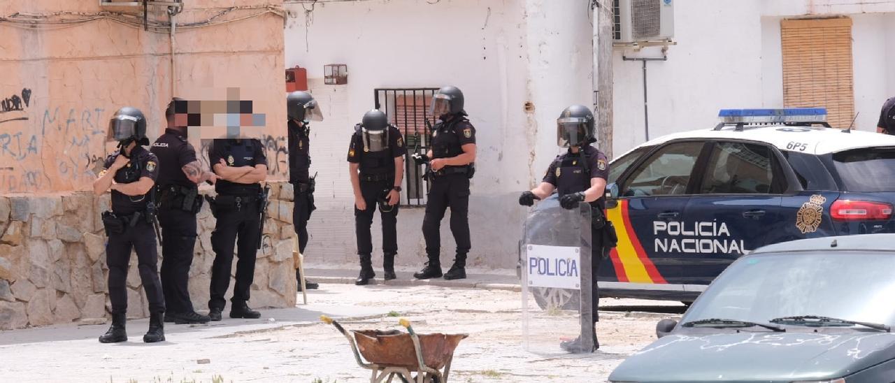 Los agentes &quot;antidisturbios&quot; durante el operativo iniciado esta mañana en La Tafalera.