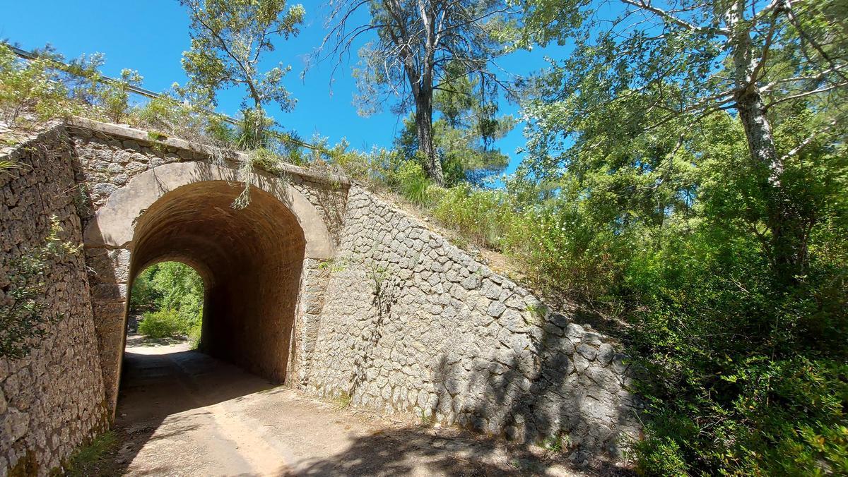 Durch diesen Tunnel lässt sich stressfrei die Straße Pollença-Lluc unterqueren. Durch diesen Tunnel lässt sich stressfrei die Straße Pollença-Lluc unterqueren.