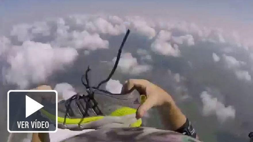 Un paracaidista pierde un zapato y lo recupera en pleno vuelo