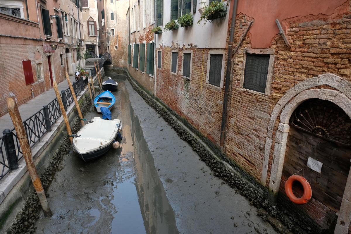 Venecia ha estado luchando durante muchos días con la marea baja, lo que está comenzando a crear serios problemas también para la navegabilidad.