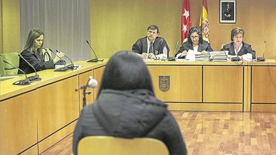 La madre que tiró a su bebé a la basura se arrodilla arrepentida