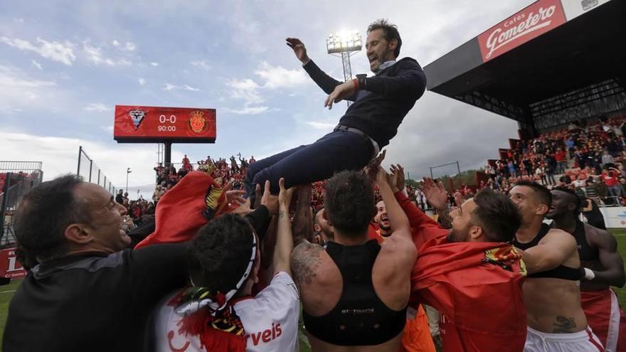 Los jugadores del Mallorca mantean a Vicente Moreno tras conseguir el ascenso en Anduva.