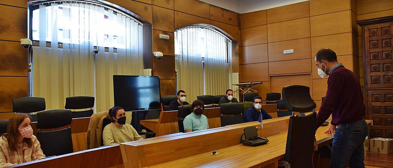 El Alcalde recibe a los jóvenes que harán prácticas en el Consistorio | R. A. I.