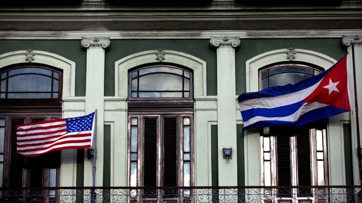 Las banderas de EEUU y Cuba ondean en un balcón del Hotel Saratoga, en La Habana.