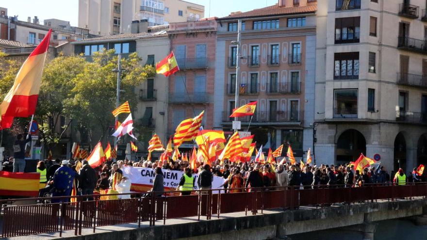 Unes 2.000 persones es manifesten a Girona per la unitat d&#039;Espanya