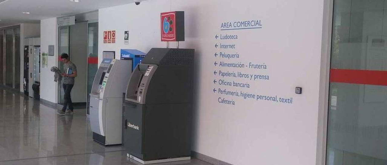 Uno de los carteles que indican la existencia de ludoteca, justo a la entrada del área de hospitalización.