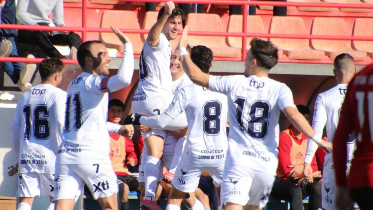Los jugadores del Yeclano Deportivo celebran uno de los goles de Pau Pérez. | YECLANO DEPORTIVO