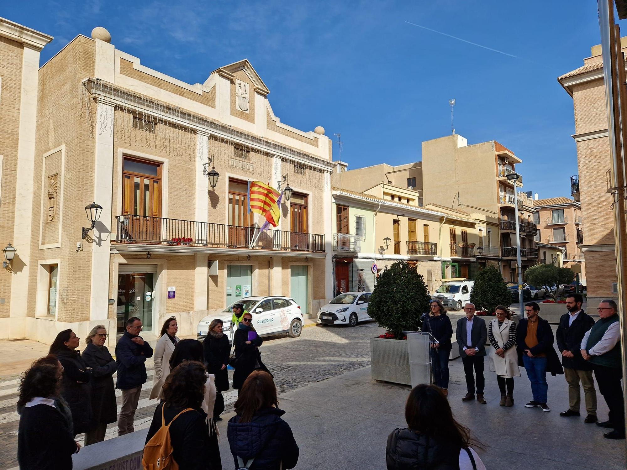 Alboraia. Miembros de la corporación local durante el minuto de silencio.