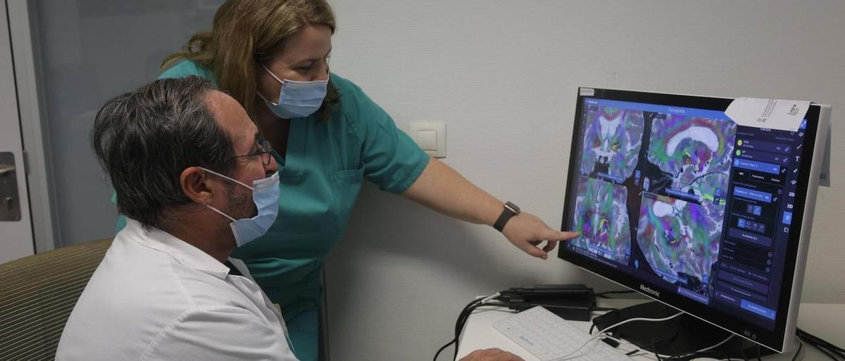 Un 'marcapasos' cerebral para mejorar la vida de los pacientes con párkinson durante 15 años.