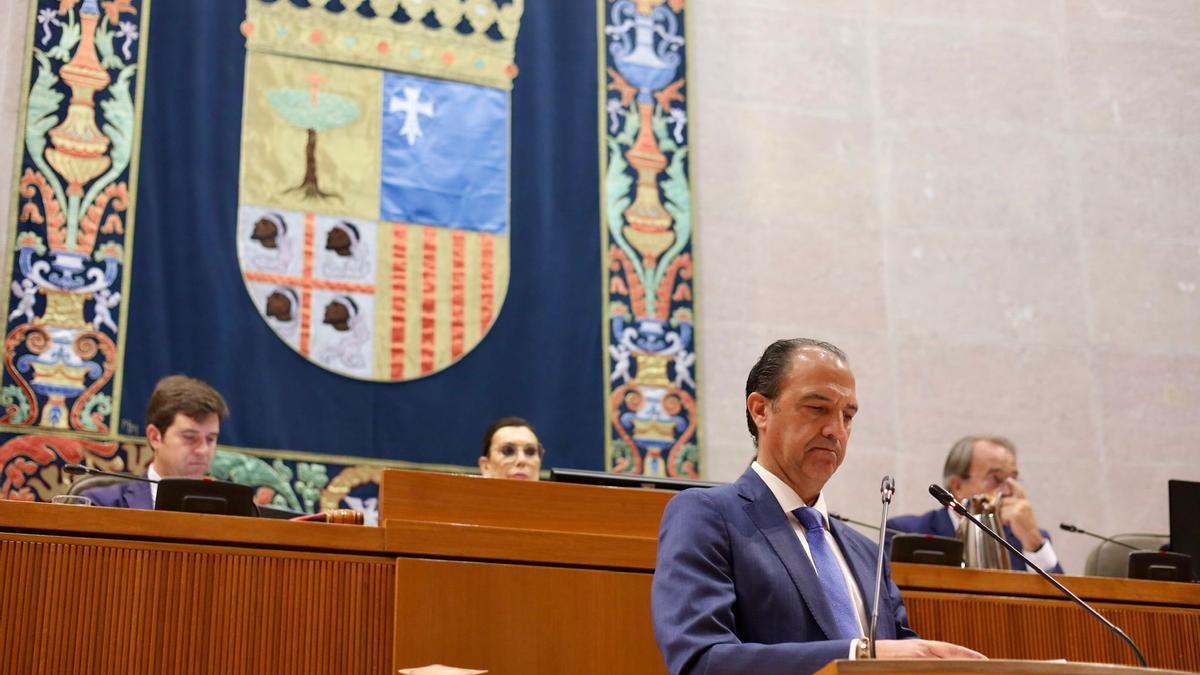 El consejero de Sanidad, José Luis Bancalero, durante su comparecencia en el pleno de este jueves.