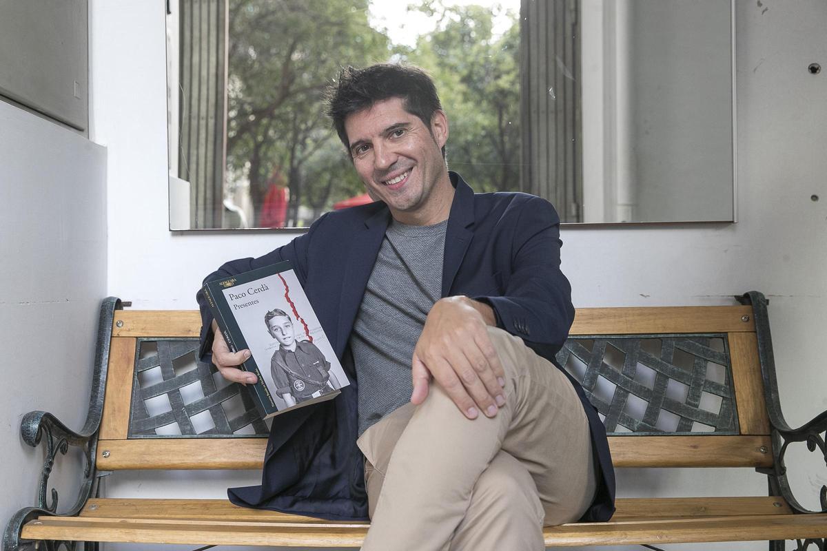Archivo del periodista y escritor Paco CerdÃ , que presentÃ³ su libro 'Presentes' en Zaragoza. EFE/Javier Cebollada