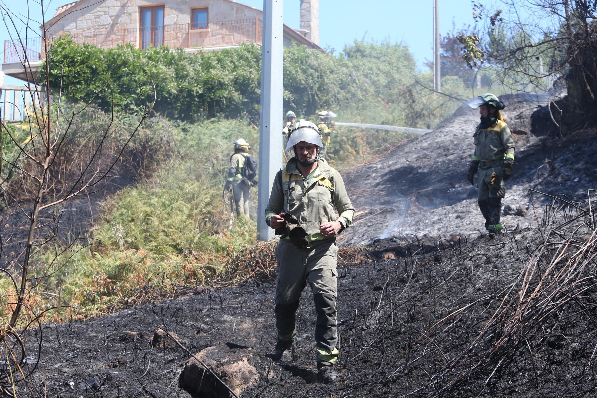 Vecinos se sumaron a las labores de extinción del incendio de A Barraca, en Bueu