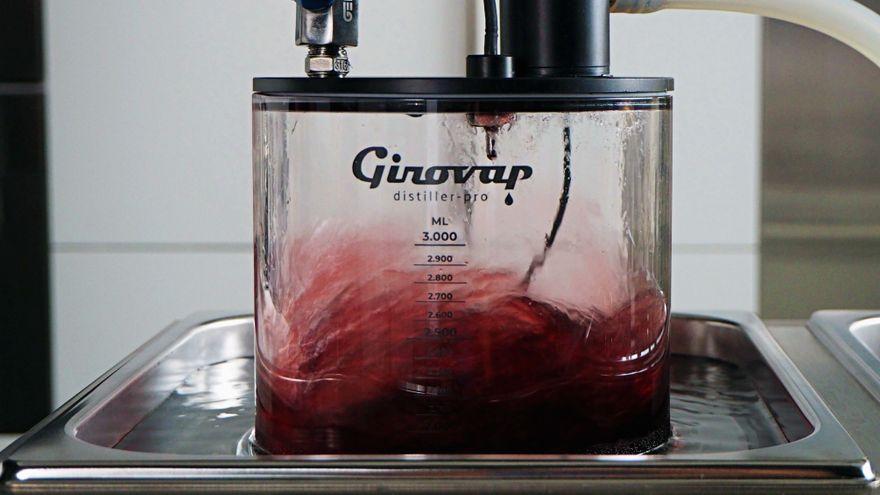 La máquina Girovap, con la que desalcoholizan los vinos en Disfrutar.