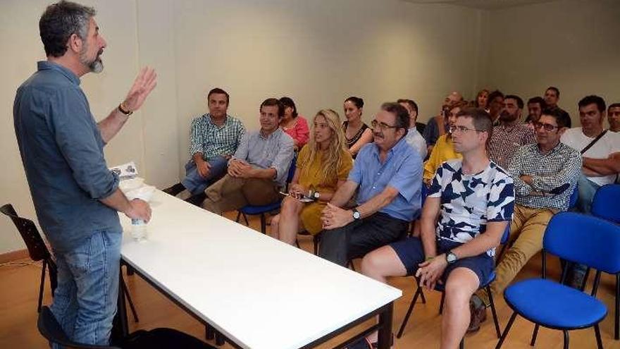 Pepe Solla durante el encuentro en la AJE. // Rafa Vázquez