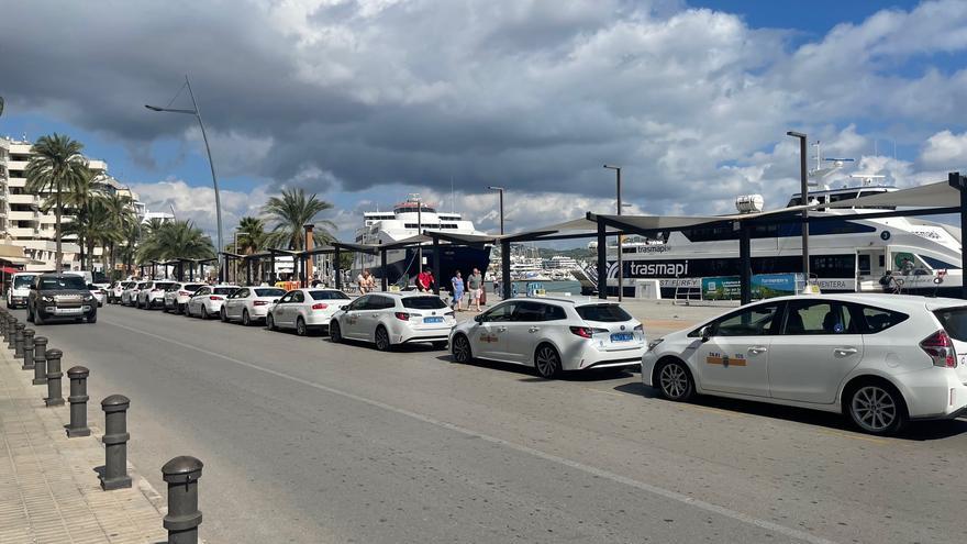 Ibiza distribuye a los taxis en las paradas del puerto y de Bartomeu Roselló con un calendario
