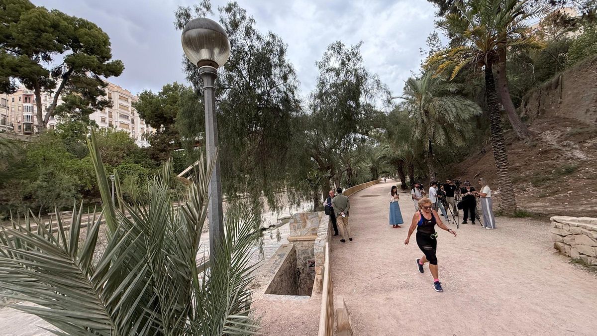 Una de las farolas que se cambiarán de la ladera del río Vinalopó de Elche