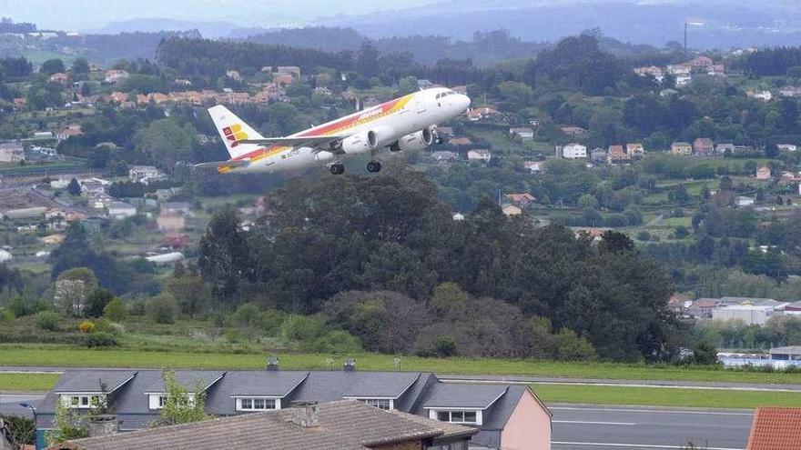 Un avión, en el aeropuerto.