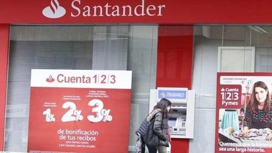 Exterior de una oficina del Banco Santander.