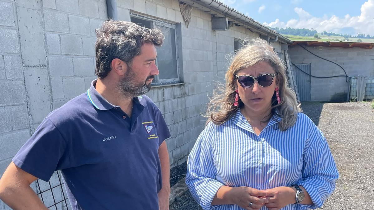 El alcalde de Valdés, Óscar Pérez, y la directora general de Plagas, Rocí Huerta, en Ayones.