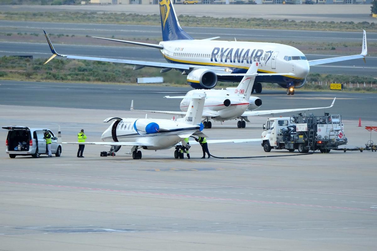 Las imágenes del avión medicalizado con dos infectados por hantavirus en la base aérea de Gando, en Gran Canaria